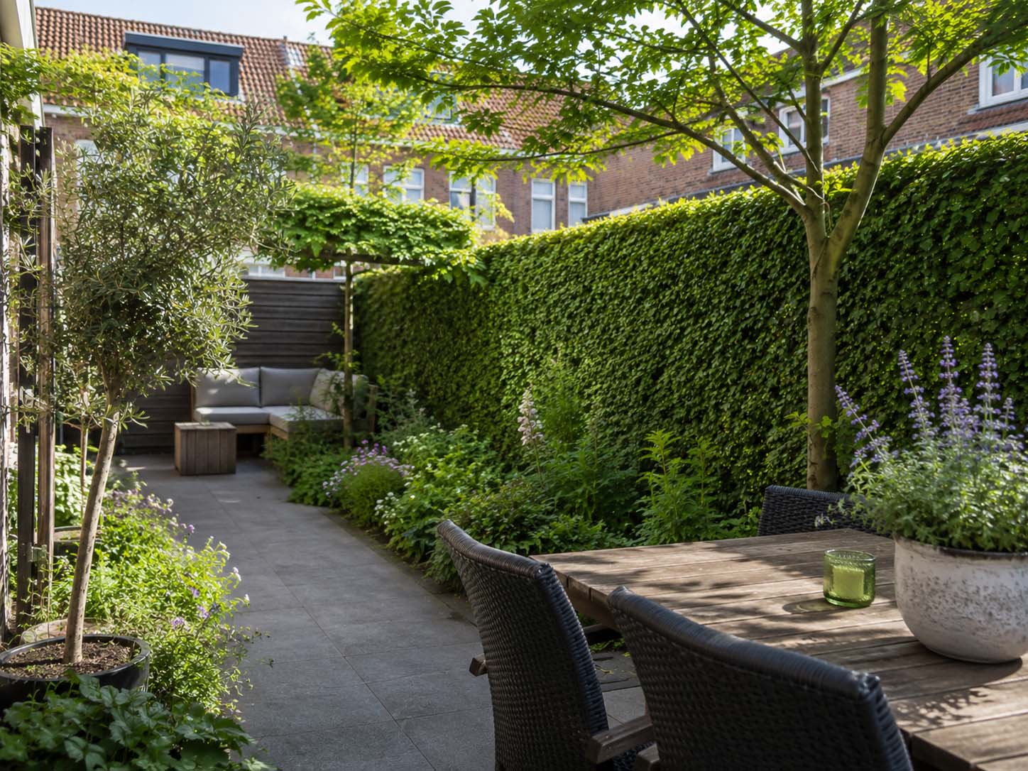 Kleiner Garten mit Hecke, Staudenbeet und Terrasse